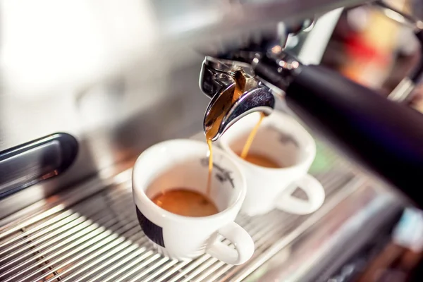 Espressomaskin hälla nybryggt kaffe i koppar på restaurang. Automatisk kaffemaskin att göra kaffe — Stockfoto