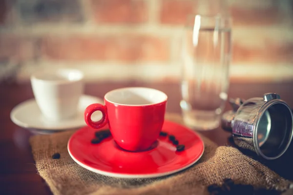 Café expresso curto recém-fabricado a partir de máquina de café no pub, restaurante. Café fresco com detalhes sobre edição vintage — Fotografia de Stock