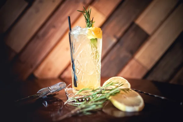 Gin Tonic Cocktail, alkoholisches Getränk für heiße Sommertage. Erfrischungscocktail mit Rosmarin, Eis und Limette. — Stockfoto