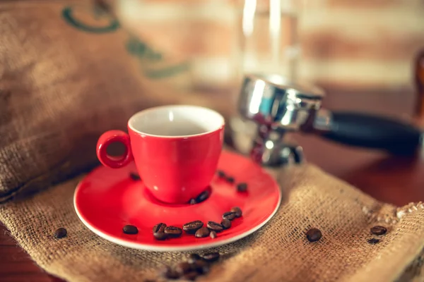 Tasse de café avec expresso au pub avec tempérament, grains de café et portafilter. Effet vintage sur l'image — Photo