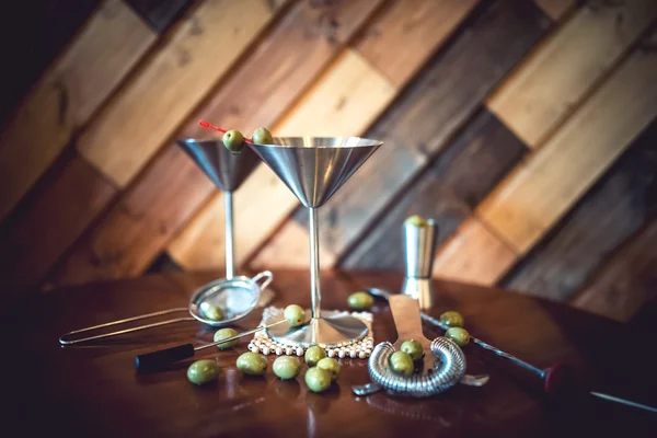 Martini clássico com azeitonas servido frio no restaurante ou pub. Coquetéis alcoólicos no bar local . — Fotografia de Stock