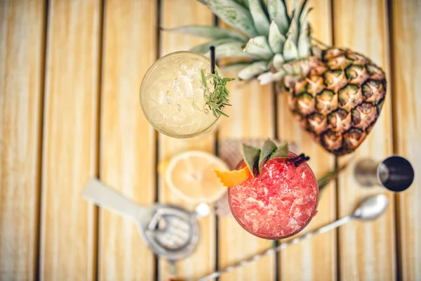 Cocktails alcoólicos no pub, bar ou restaurante. bebidas refrescantes, vista de cima — Fotografia de Stock