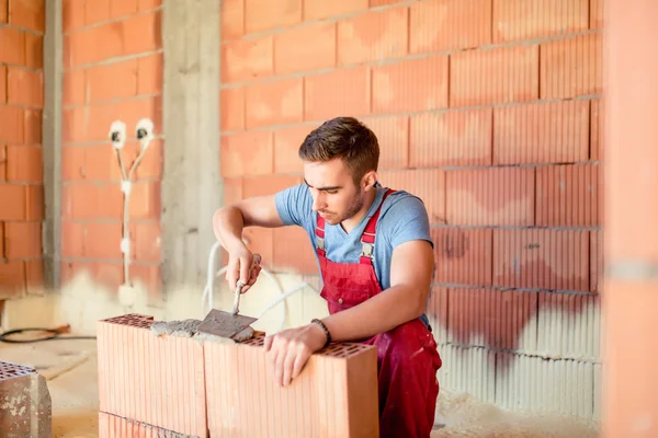 Construction worker builing brick walls, contractor renovating house. Construction industry details — Stock Photo, Image