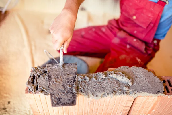 Bouw mason werknemer metselaar installeren bakstenen muren met Troffel puttees mes — Stockfoto