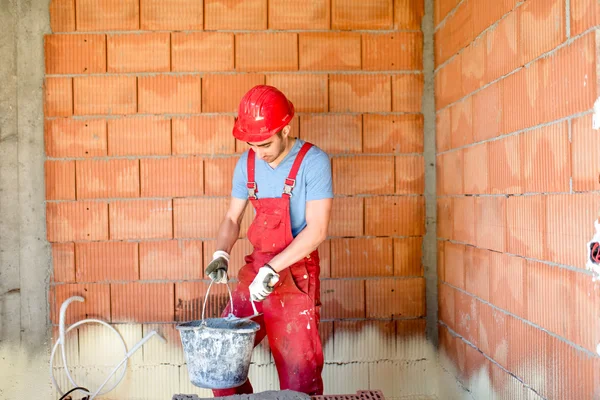 Trabajador de la construcción industrial, constructor, trabajando en el sitio de construcción . —  Fotos de Stock