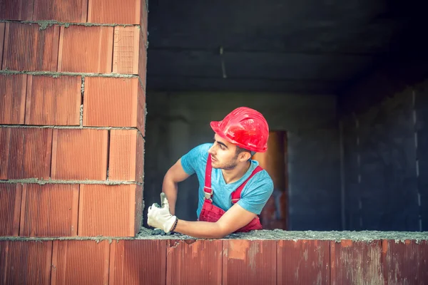 Porträtt av manliga byggnadsingenjör om godkännande om kvalitetskontroll av nya hus. industriella byggarbetsplats — Stockfoto