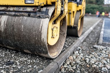 Ağır tandem yol silindiri sıkıştırma katmanları çakıl yol inşaat sitesinde.