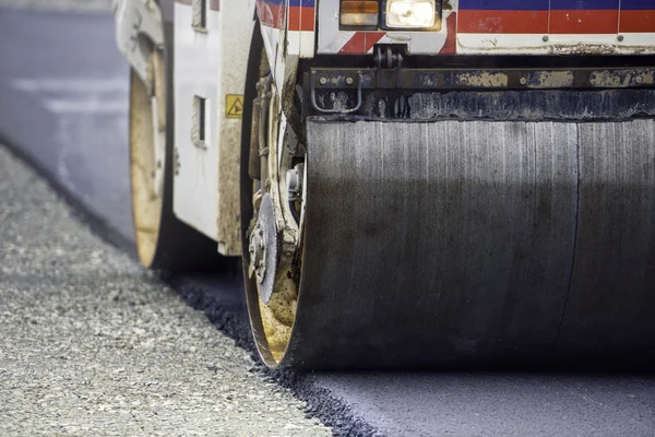 Compactador de rolos de vibração pesada em obras de asfalto para construção de estradas e rodovias — Fotografia de Stock