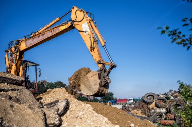 İnşaat site kazıcı, ekskavatör ve buldozer. site bina sanayî makinaları