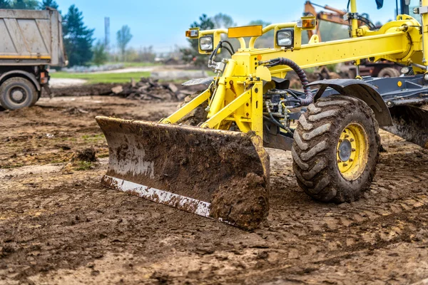 Escavatore, autocarro ribaltabile e bulldozer che lavorano a terra in cantiere — Foto Stock