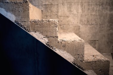 Merdiven mimari simetrik elemanları ile. Çimento Beton merdiven inşaat sitesinde