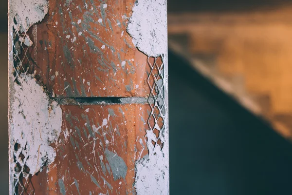 Cuenta de esquina perforada de aluminio. Esquina de enlucido y paredes en casa obra nueva —  Fotos de Stock