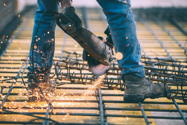 Industriële bouw ingenieur snijden staal met behulp van hoek mijter zag, grinder en hulpprogramma's. Filtred afbeelding met retro ingang — Stockfoto