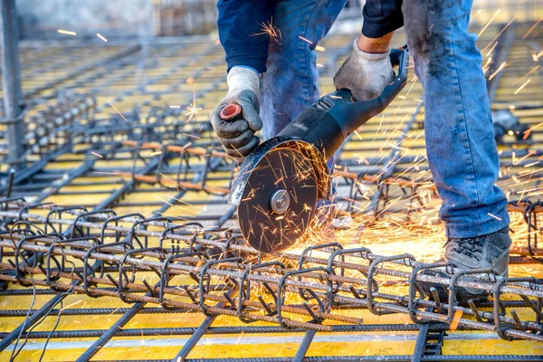 Constructie industrie details - werknemer snijden stalen balken met hoek grinder mijter zag. — Stockfoto