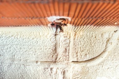 borular ve yeni ev inşaat sahasında elektrik hatları kapsayan termal ve hidro izolasyon köpük