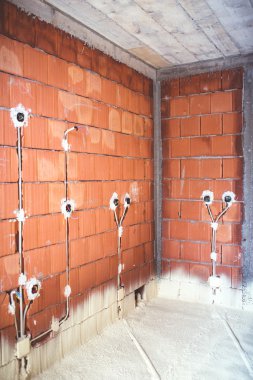 enerji verimli ev, en kaliteli malzemeler, ısı yalıtımı ve Prizler ve elektrik borular tuğla duvarları ile inşa