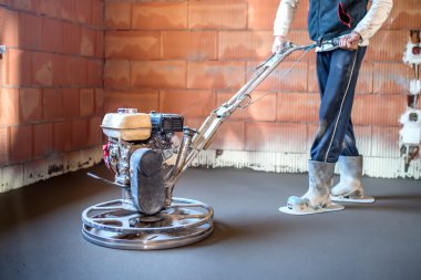 İşçi güç mala aracı beton zemin, ev yapımı pürüzsüz beton yüzey kaplama ile