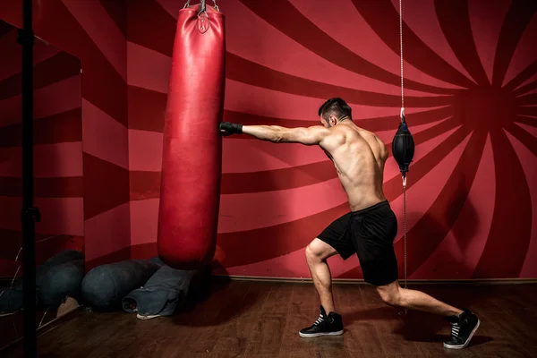 拳击手培训用手套和光着膀子的画像。拳击训练 — 图库照片
