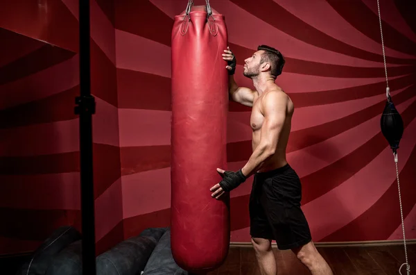 Boxeador masculino preparándose para entrenar, estirar y entrenar — Foto de Stock