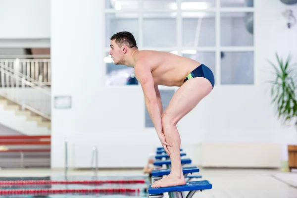 Profi-Polospieler, Athlet und Schwimmer bereiten sich auf Sprung ins Hallenbad vor — Stockfoto
