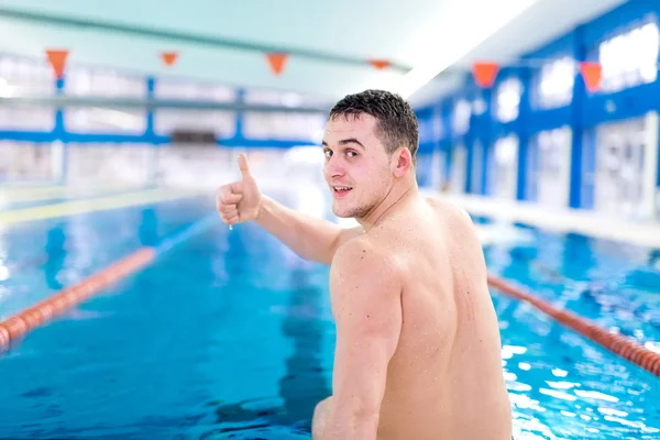 Lächelnder Schwimmer zeigt nach gutem Training Daumen nach oben, Polo-Training — Stockfoto