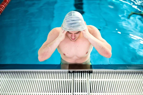 Sportler, Polospieler, die sich auf das Schwimmen vorbereiten. Schwimmer mit Mütze — Stockfoto