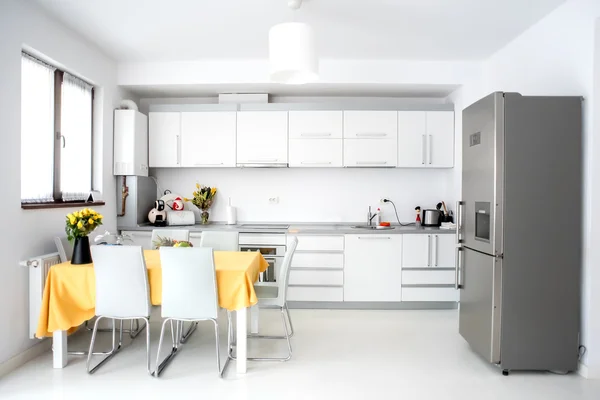 Desain interior, dapur modern dan minimalis dengan peralatan dan meja. Ruang terbuka di ruang tamu, dekorasi minimalis — Stok Foto