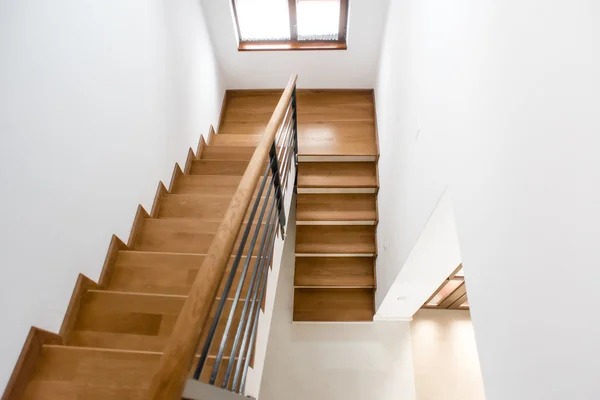 Design de interiores. Escadaria minimalista de madeira em casa de luxo. Loft arquitetônico moderno com degraus de madeira — Fotografia de Stock