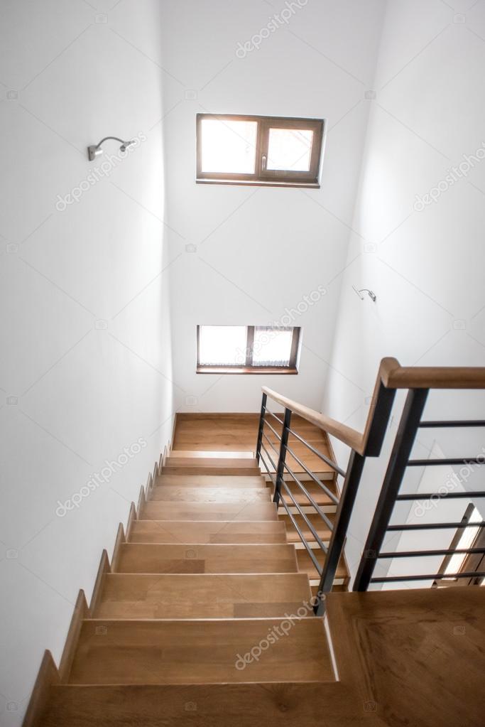 Woonkamer trappen, moderne minimalistische interieur. houten trap ... Interieur herenhuis woonkamer
