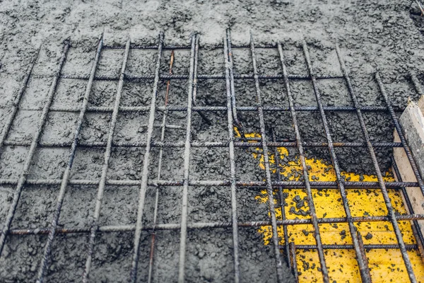 Versterkingen met stalen staven en walsdraad, tijdens het gieten cement — Stockfoto