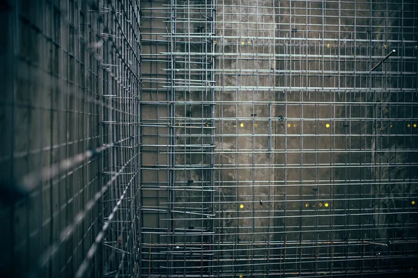 Barras de aço de reforço e fio-máquina, vergalhões no local de construção. detalhes paredes de concreto antes de derramamento de cimento — Fotografia de Stock