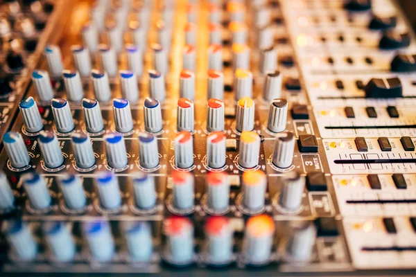 Muziekapparatuur in partijtrefpunt. Muziek mixer met knoppen en knoppen — Stockfoto