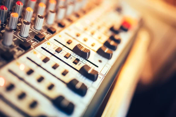 Close-up van muziek mixer knop, volume instellen. Muziek productie mixer, bewerkingstools — Stockfoto