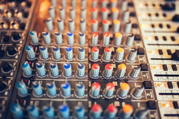 Misturador de som de áudio com botões e controles deslizantes, preparando para a festa . — Fotografia de Stock