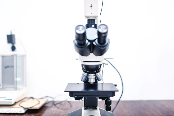 Microscópio profissional em laboratório médico. Teste de amostras científicas e simulador de sonda forense — Fotografia de Stock