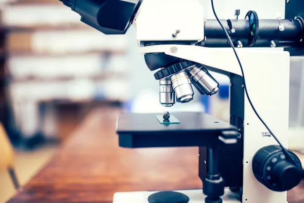 Amostra de ferro contaminado em laboratório de química, microscópio e ferramentas médicas em laboratório especial — Fotografia de Stock