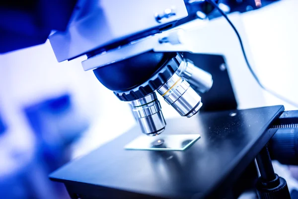 Mikroszkóp laboratóriumi eszközök és szondák részlete. Tudományos és egészségügyi kutatási berendezések — Stock Fotó