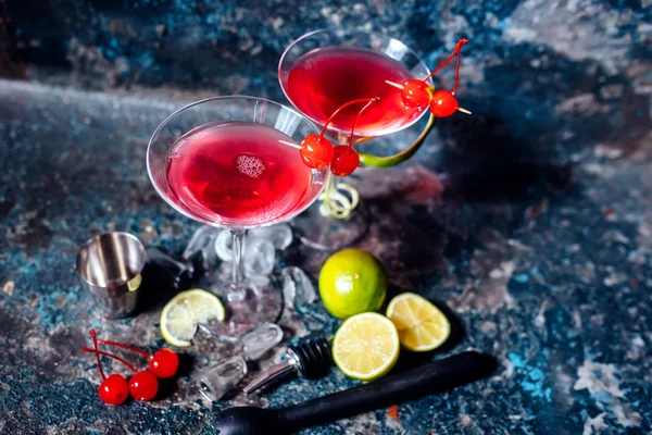 Cosmopolitan cocktail alkoholdryck på casino och bar serveras med lime, is och körsbär — Stockfoto