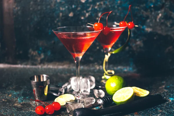 Cocktail alcoólico com vodka e gin, bebida longa cosmopolita em vidro premium. efeito vintage — Fotografia de Stock