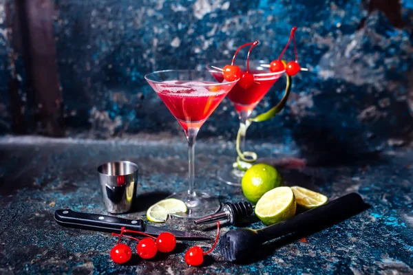 Kosmopolitische cherry martini cocktail, koud met limoen en ijs geserveerd — Stockfoto