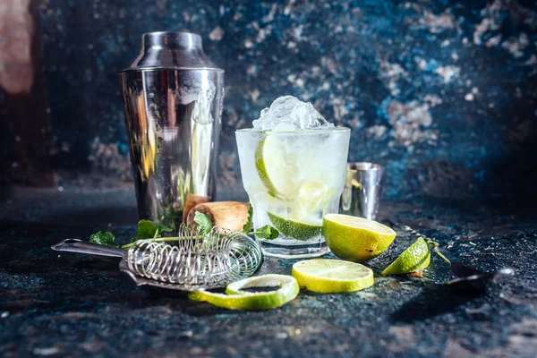 Cocktail alcolici surgelati, bevanda rinfrescante con vodka e lime servita al bar — Foto Stock