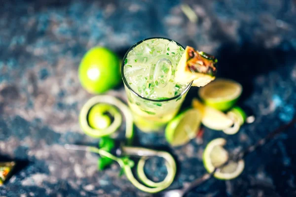 Mojito-Cocktail mit Nahaufnahme-Eisdetails und metallblauem Hintergrund, kalt im Pub oder Restaurant serviert — Stockfoto