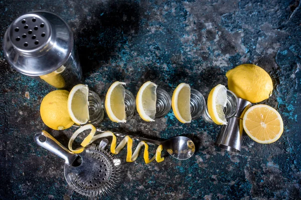 Alkoholische Getränke, Tequila, Limetten und Salz auf der Theke. Cocktailgetränke in Bar und Restaurant — Stockfoto