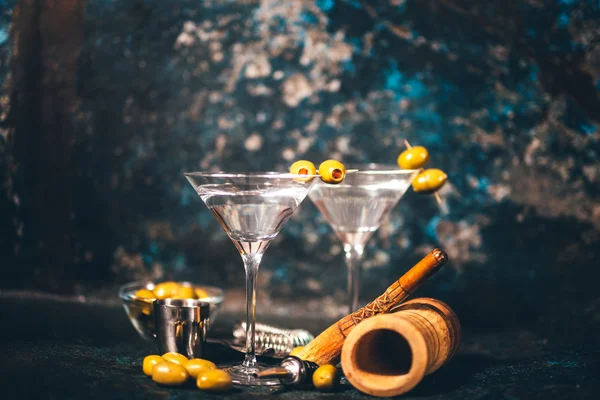 Vodku s martini, suché koktejl. Klasické martini s olivami podávaná studená v restauraci nebo v klubu. Alkoholické koktejly v místním baru. Vintage efekt — Stock fotografie