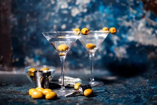 Vodka Martini com guarnição de azeitona. Coquetel alcoólico de bebida longa . — Fotografia de Stock