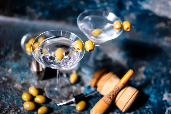 Zdobíme long drink martini nápoje s olivami — Stock fotografie
