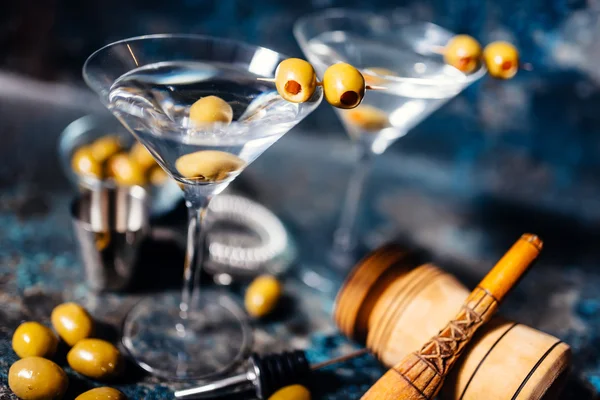 Martini, coquetel clássico com azeitonas, vodka e gin servido frio em um restaurante — Fotografia de Stock
