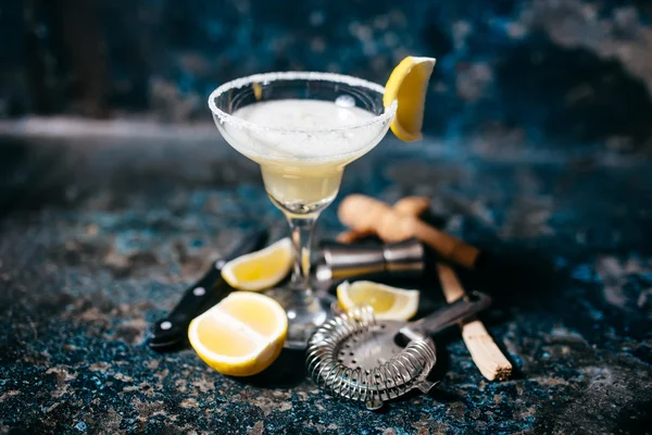 Fancy cocktail with lemons and vodka. Margarita refreshment drink and cocktails — Stock Photo, Image