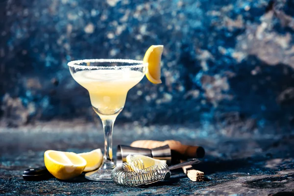 Coquetel alcoólico, bebida margarita servida em cassino, bar, restaurante ou pub — Fotografia de Stock