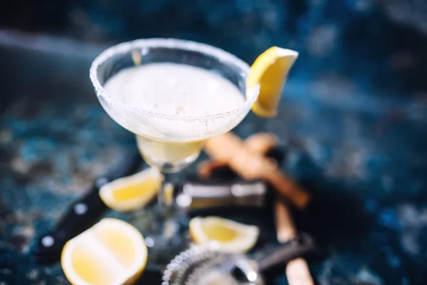 Top view details of margarita garnish, limes and glass — Stock Photo, Image